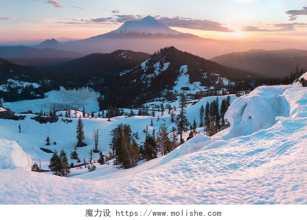 日落下白雪覆盖的松林杰斐逊山高10,492英尺,是俄勒冈州第二高的山峰。杰斐逊山荒野地区,俄勒冈州 雪覆盖俄勒冈州中部卡斯卡德火山杰斐逊山上升以上松树林
